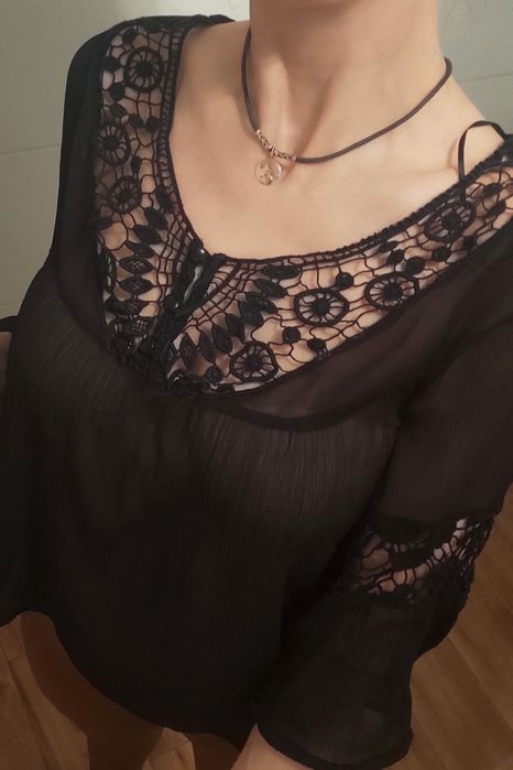 Bluzeczka czarna z tiulu z ozdobnym wykończeniem M