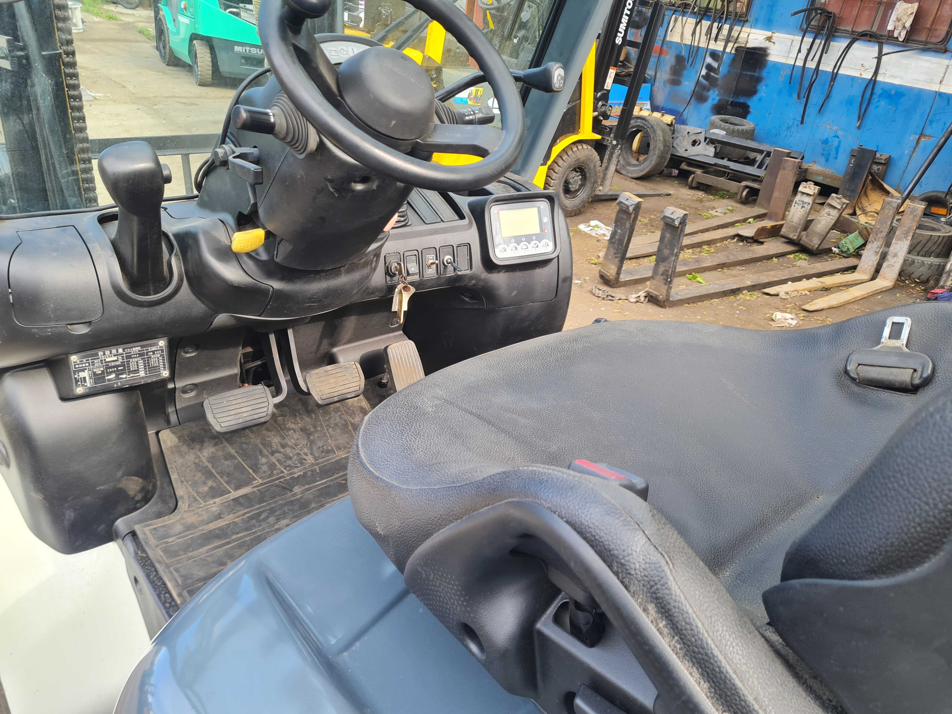 Навантажувач вилковий UNICARRIERS FD25T5