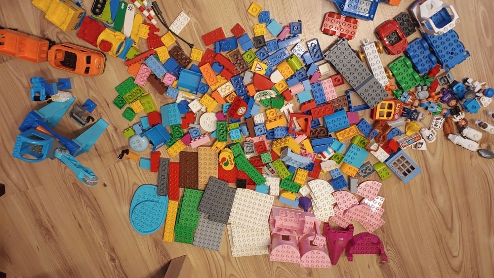 Paka klocków LEGO Duplo + pociąg towarowy 10875