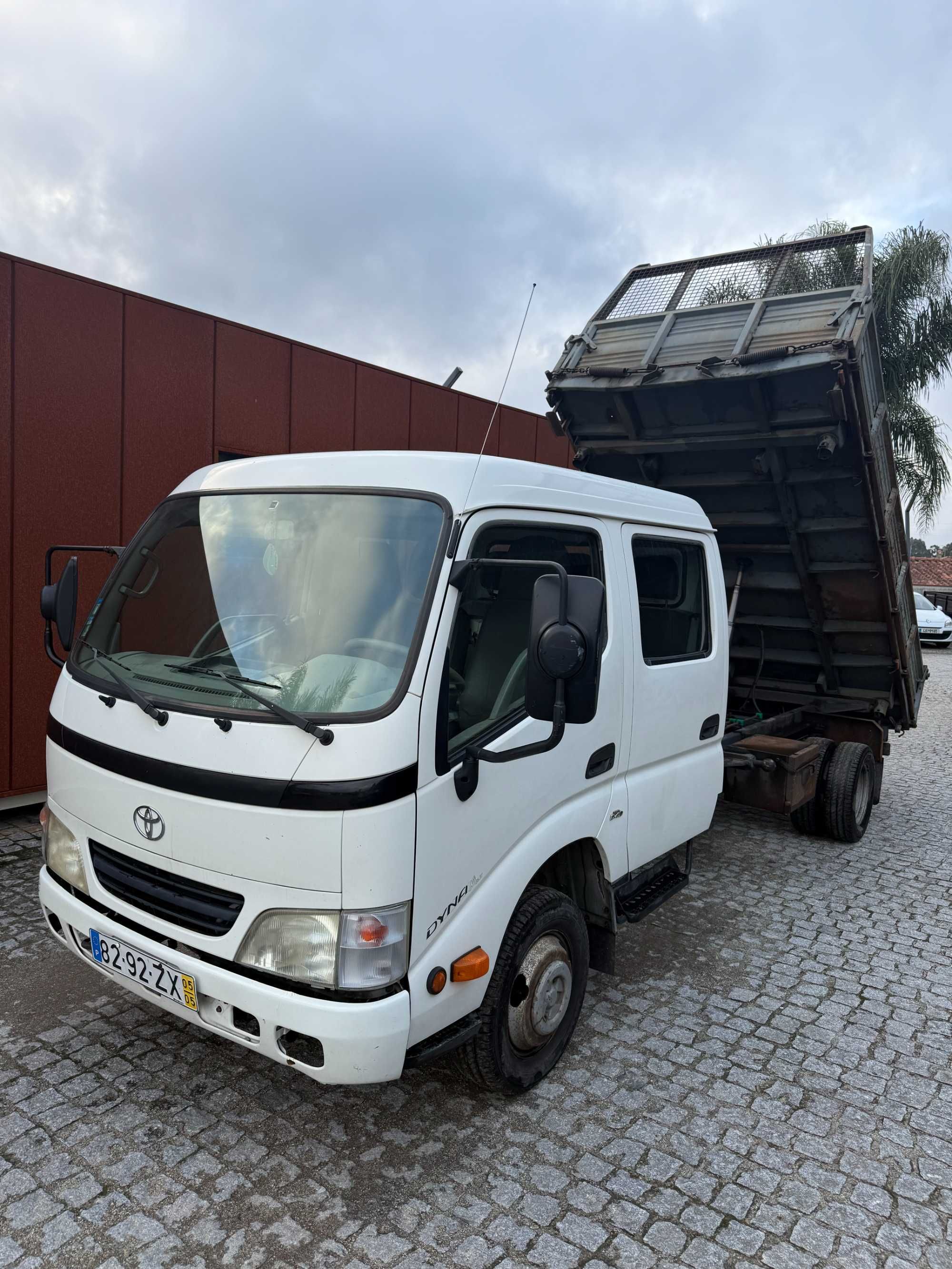 Toyota dyna cabine dupla tribasculante