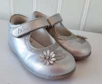 Срібні туфельки на дівчинку
