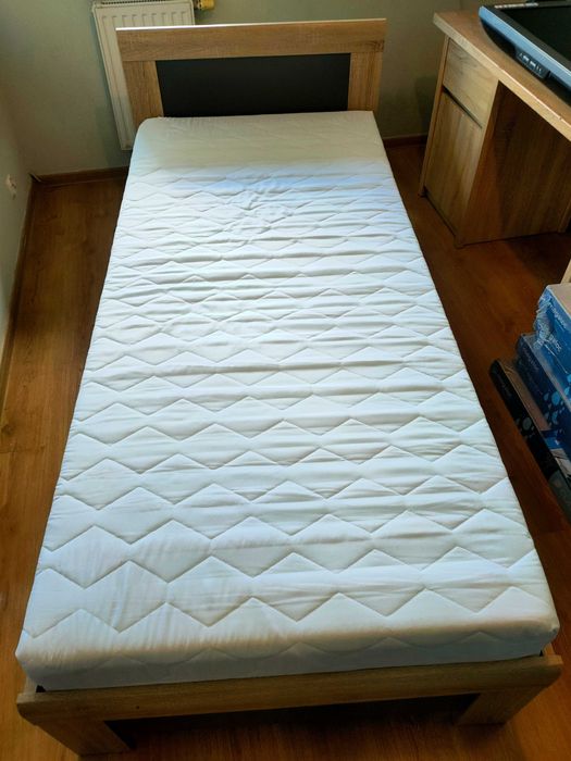 Łózko z materacem