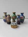 5 Jarrinhas  e caixa de comprimdios Cloisonne , cerca 1950
