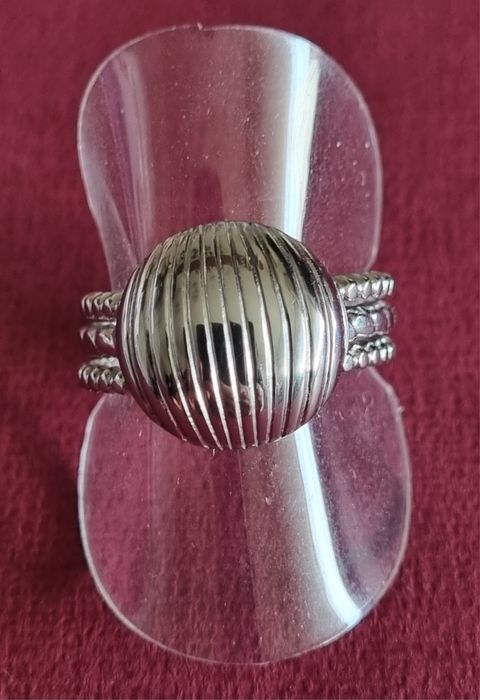 Anel prateado, em aço, com meia bola riscada. Ajustável