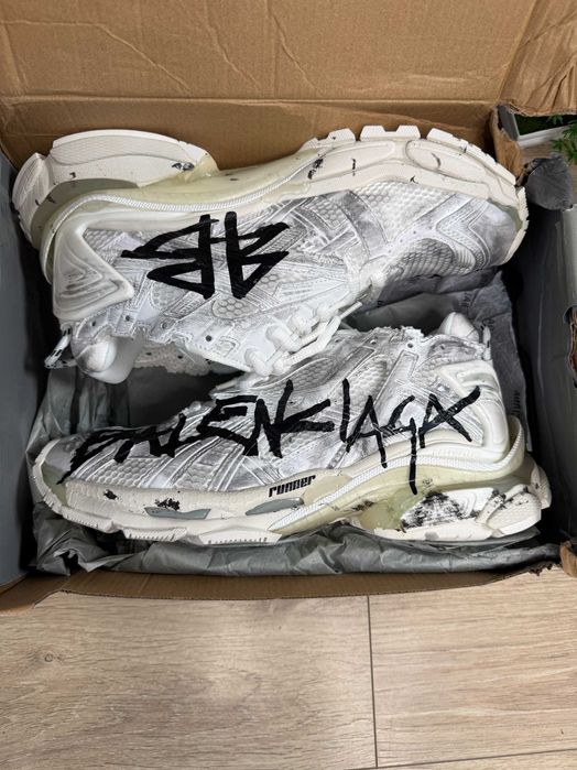 Balenciaga Runner “Graffiti” White/Black – EU 43