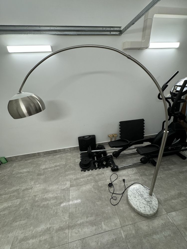 Lampa podłogowa z granitową podstawą
