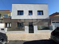 Moradia V4 com terraço, jardim e anexo, com remodelação total no Ba...