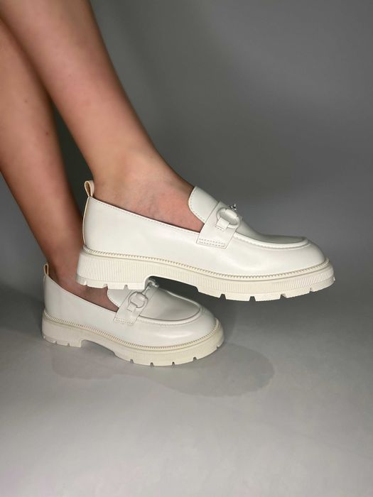 Жіночі лофери у сніжно білому кольорі