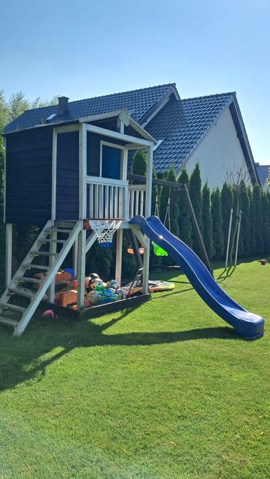 Drewniany domek dzieciecy, plac zabaw