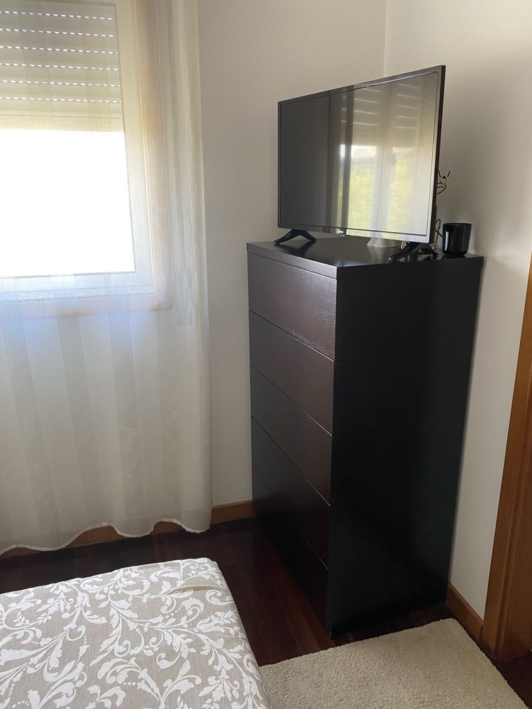Quarto de casal em madeira, cama, mesas de cabeceira, camiseiro e esp