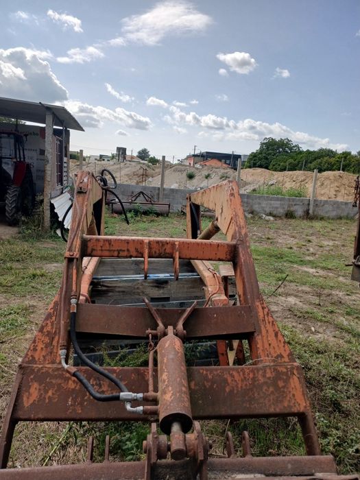 Vendo carregador frontal para trator