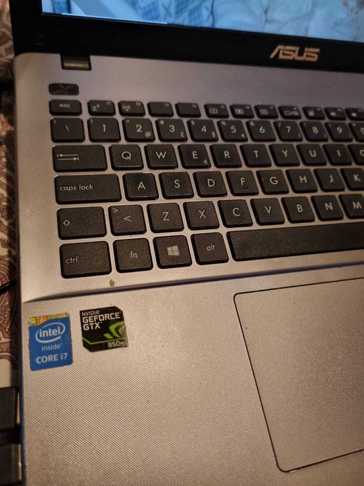 Asus i7 12 GB RAM, SSD - Usado