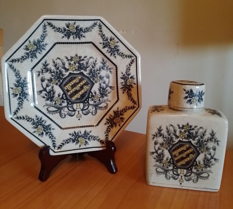 Conjunto de prato e frasco porcelana oriental RESERVADOS