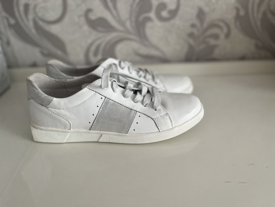 Кросівки білі, кожані