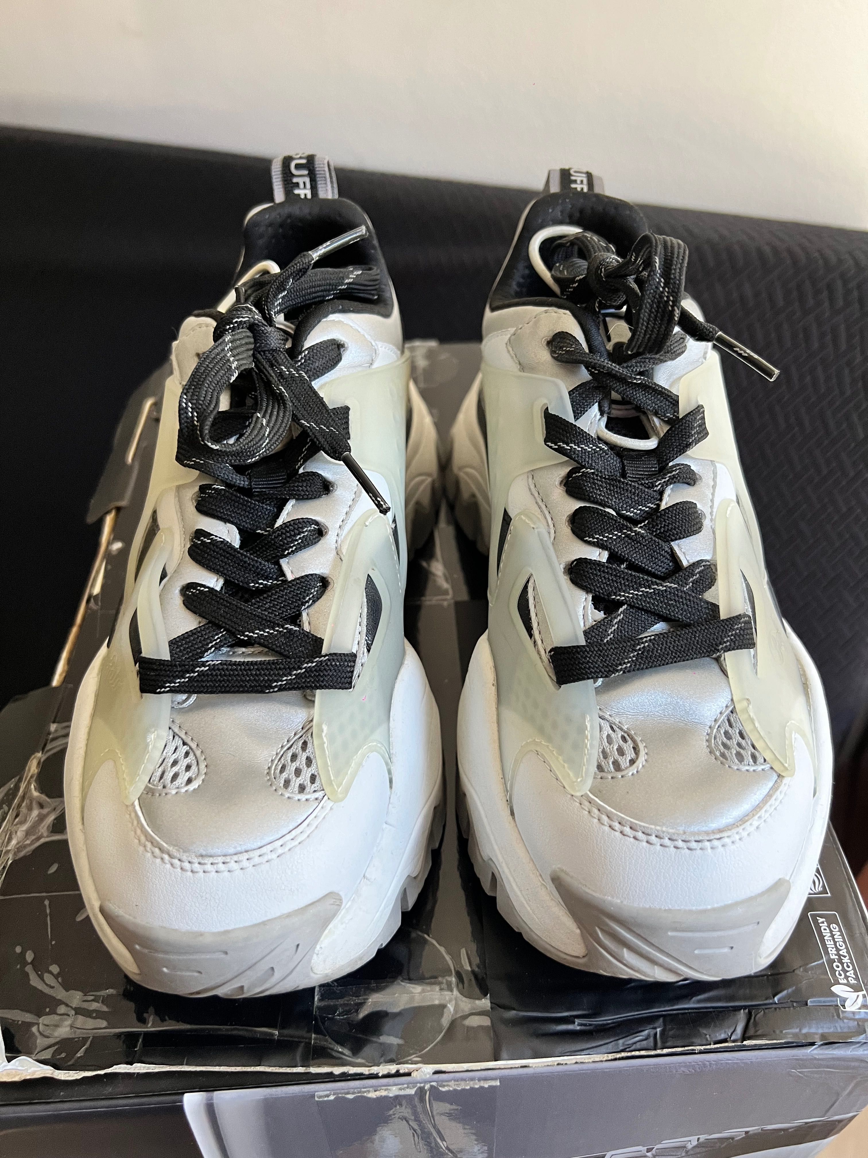 Ténis Buffalo trail one sneakers prateados brancos pretos