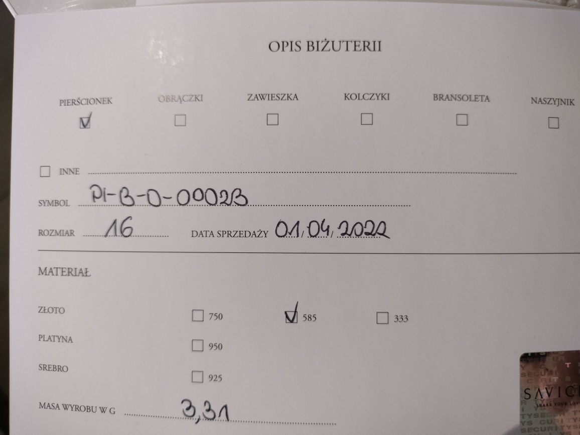 Piękny delikatny pierścionek z białego złota z diamentem
