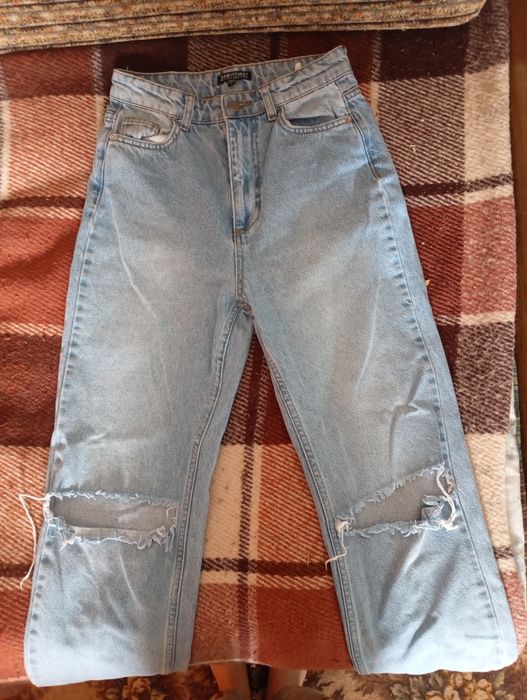 Жіночі джинси з розрізом на колінах