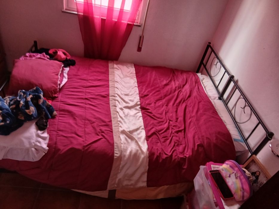 Cama de ferro e de madeira