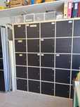 Estante KALLAX IKEA 5×5 com 25 portas – Madeira clara com portas preta