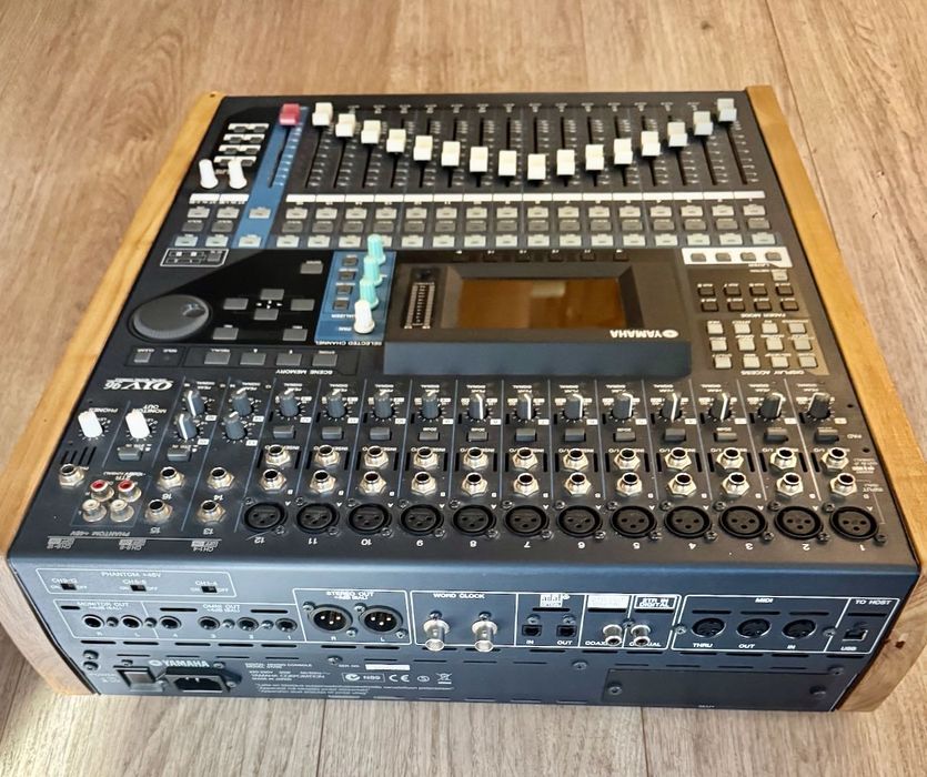Mikser YAMAHA 01v96 VCM w idealnym stanie.