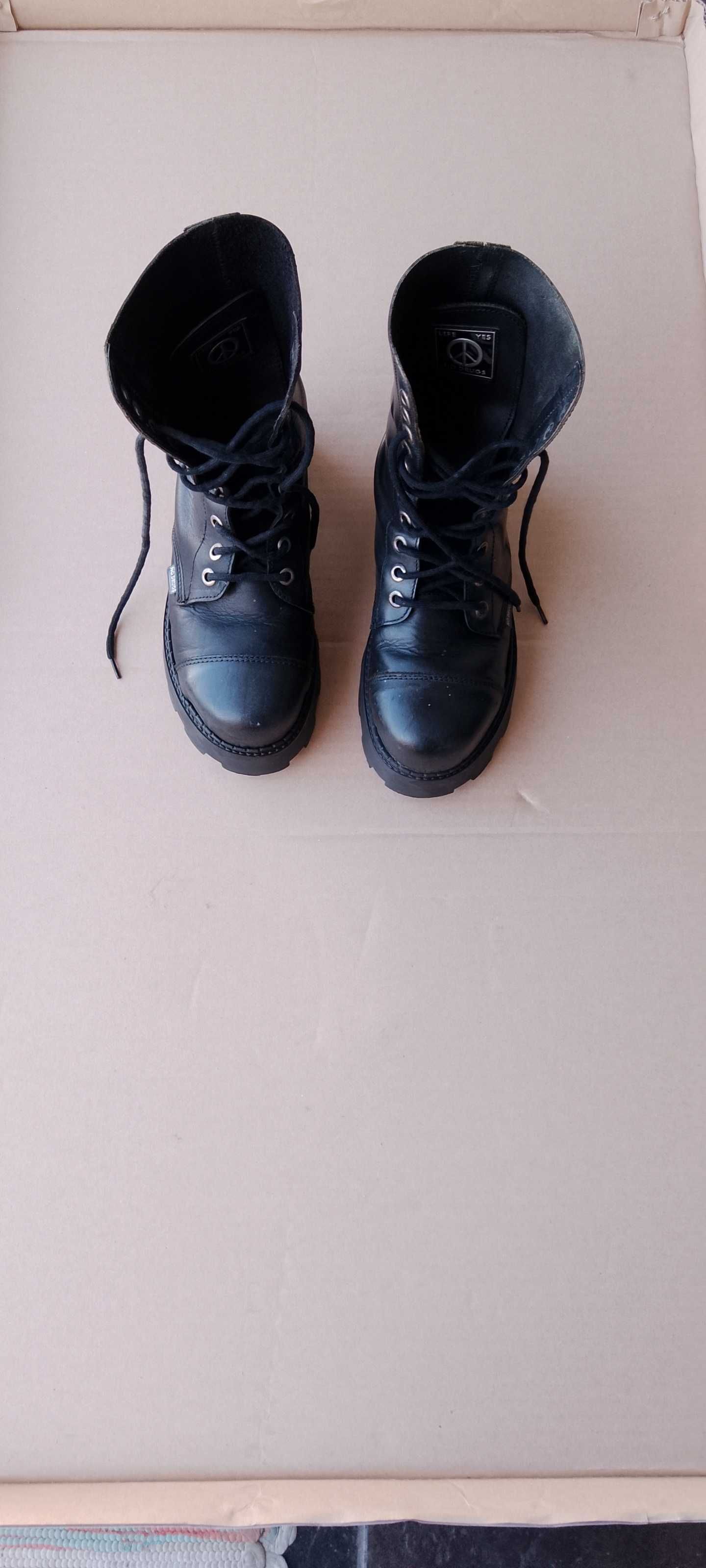 Botas em pele com biqueira