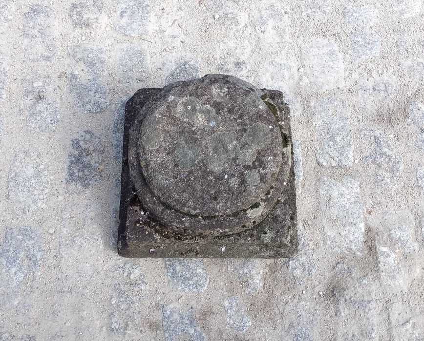 Antiga base em pedra de granito