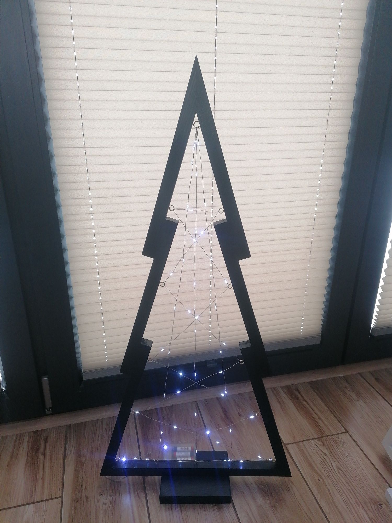 Choinka z drewna lampki LED