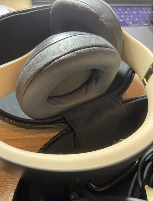 beats studio 3 cinza e dourados