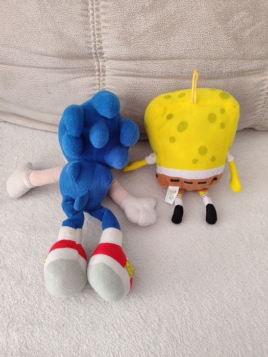 Peluches Sonic e Bob esponja.