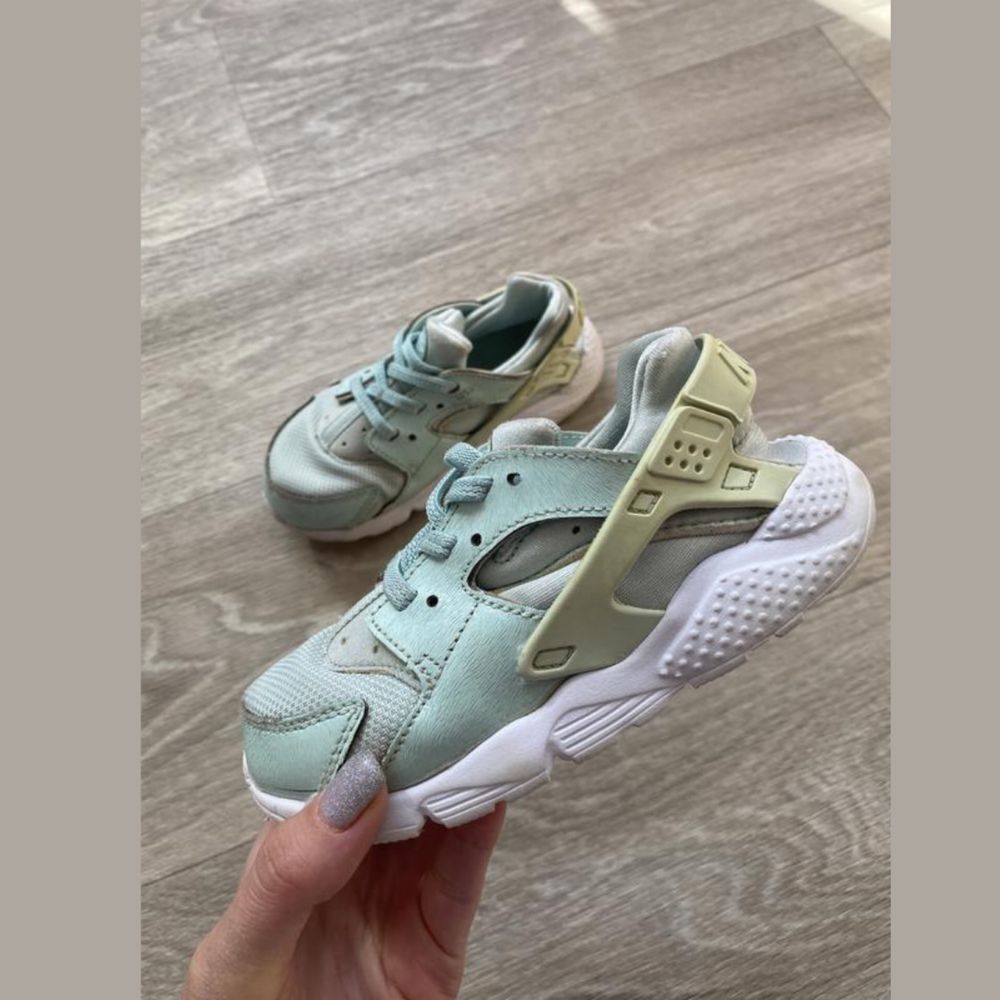 Кроссовки оригинальные на девочку nike huarache 27