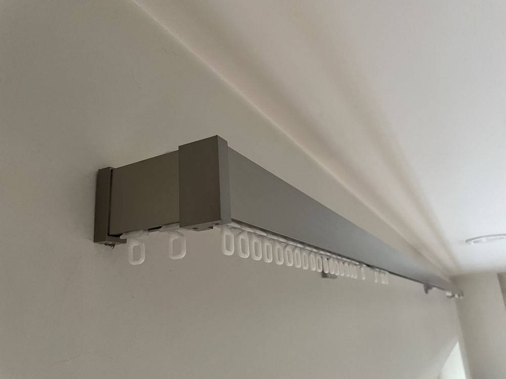 Karnisze srebrne metalowe mat