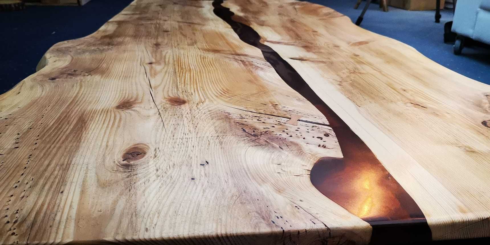 Mesa de jantar de madeira e resina epoxy