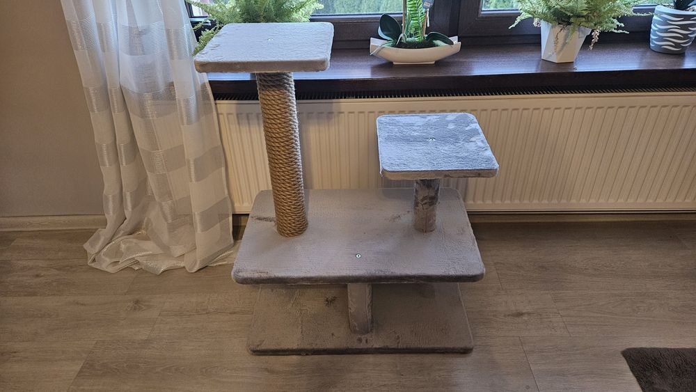 Duży stabilny drapaka dla kota.