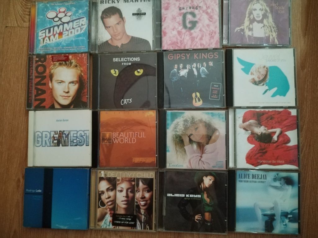 36 CDs de música (1 pack Seal + Amalia ainda embalado)