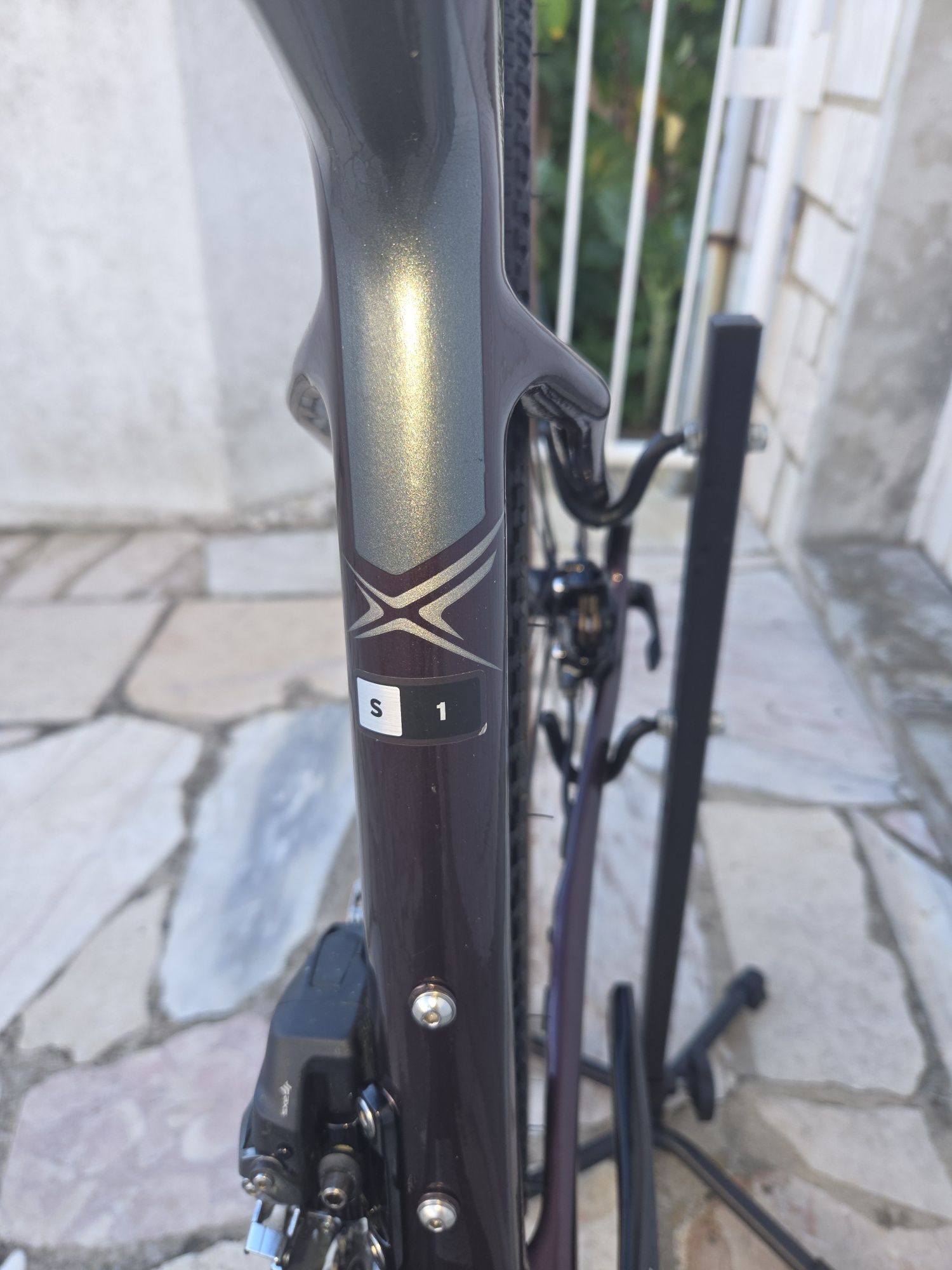 Bicicleta Giant Revolt Tamanho S em carbono com transmissão eletrónica