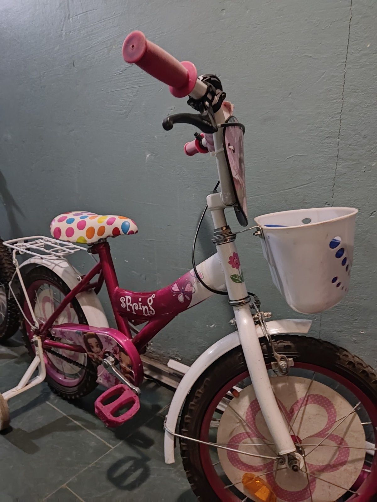 Детский велосипед с колесами для начинающих пользователей.
