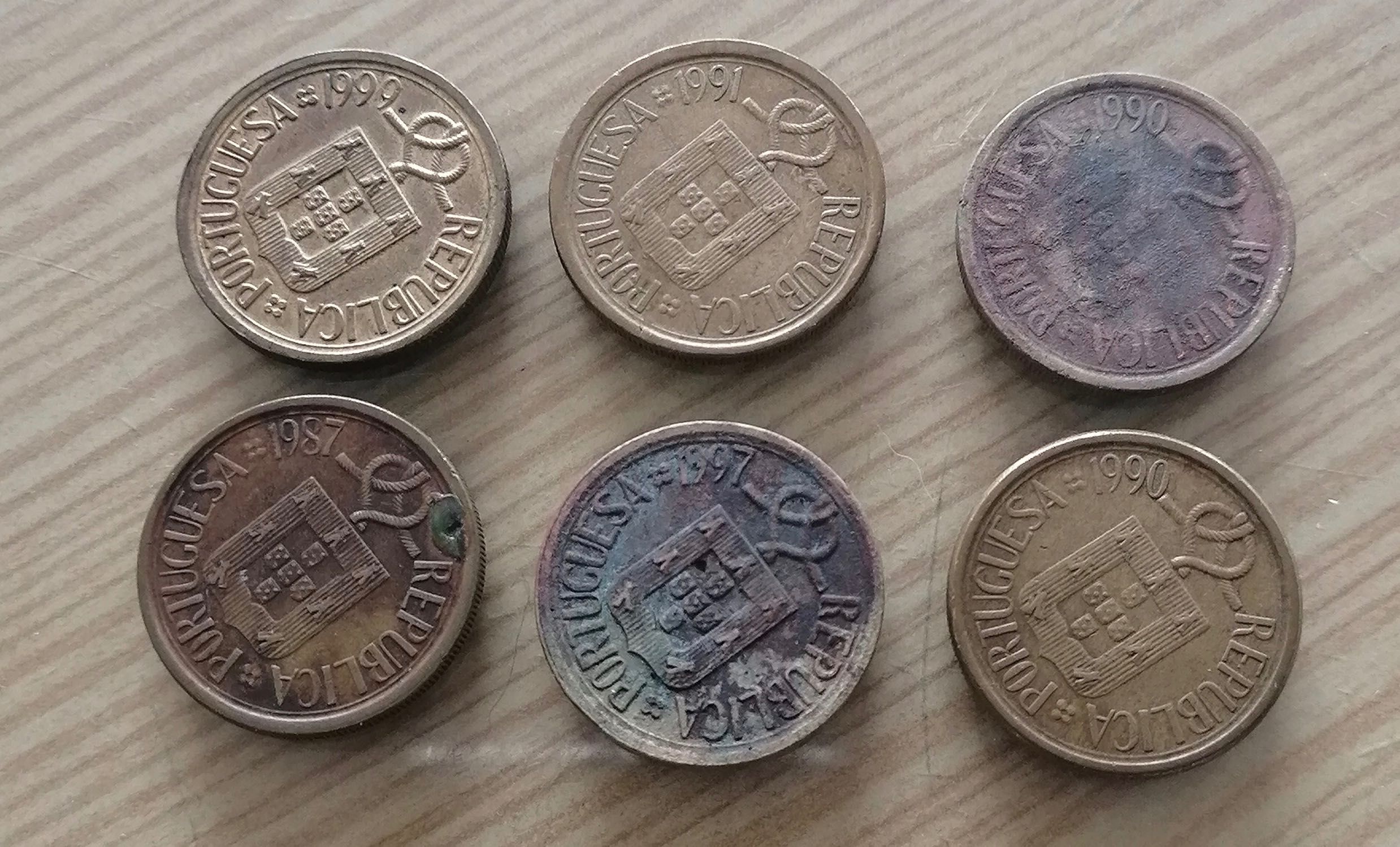 conjunto de moedas de escudos