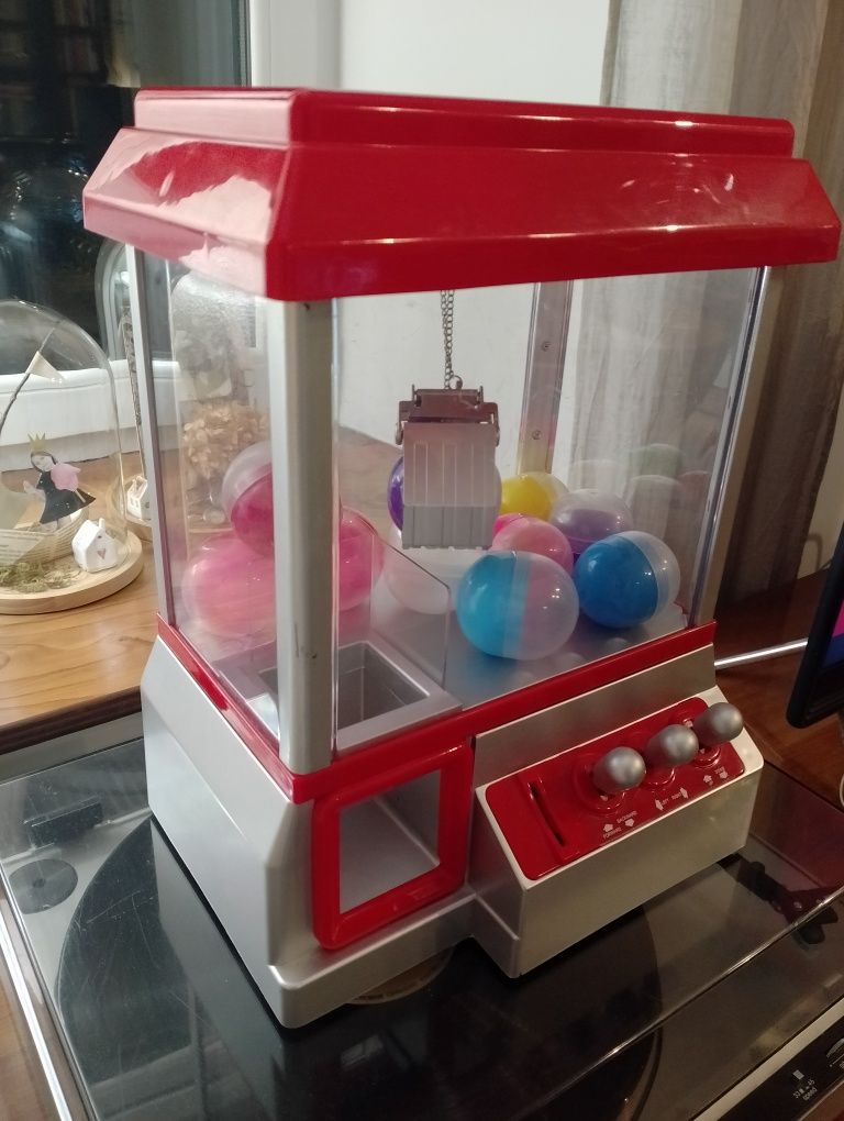 Maszyna robot automat łapacz do wyciągania zabawek słodyczy