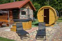 Domek nad jeziorem z jacuzzi sauna na Mazurach  noclegi domki łódka