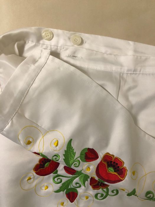 Вишиванка, весільний вишитий жіночий костюм у маки сорочка і спідниця.