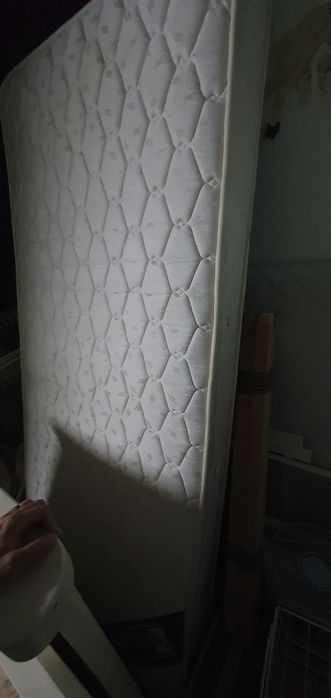 Cama de solteiro completa.