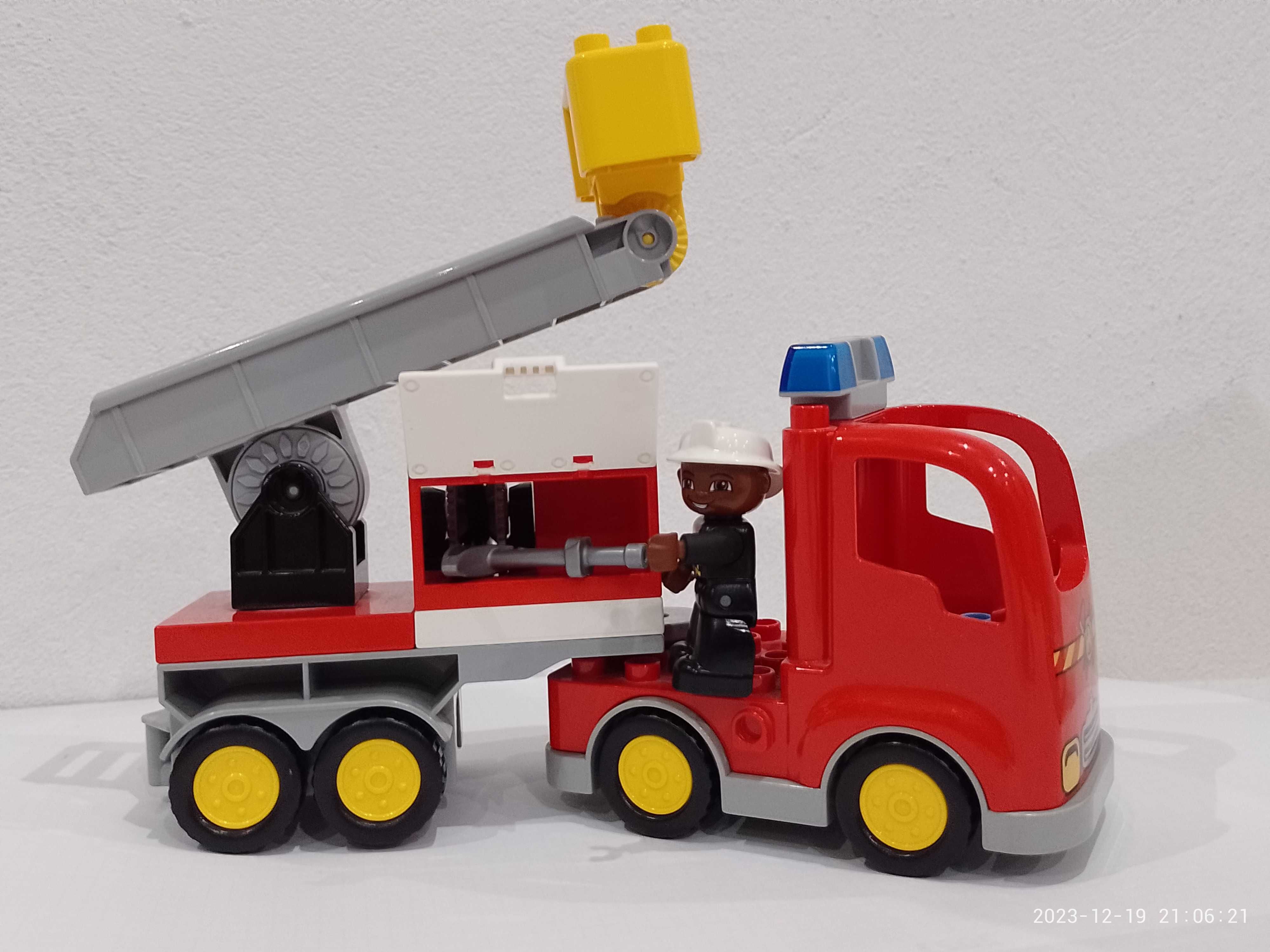 LEGO Duplo Wóz strażacki + przyczepa, drabina i strażak -10592 KOMPLET