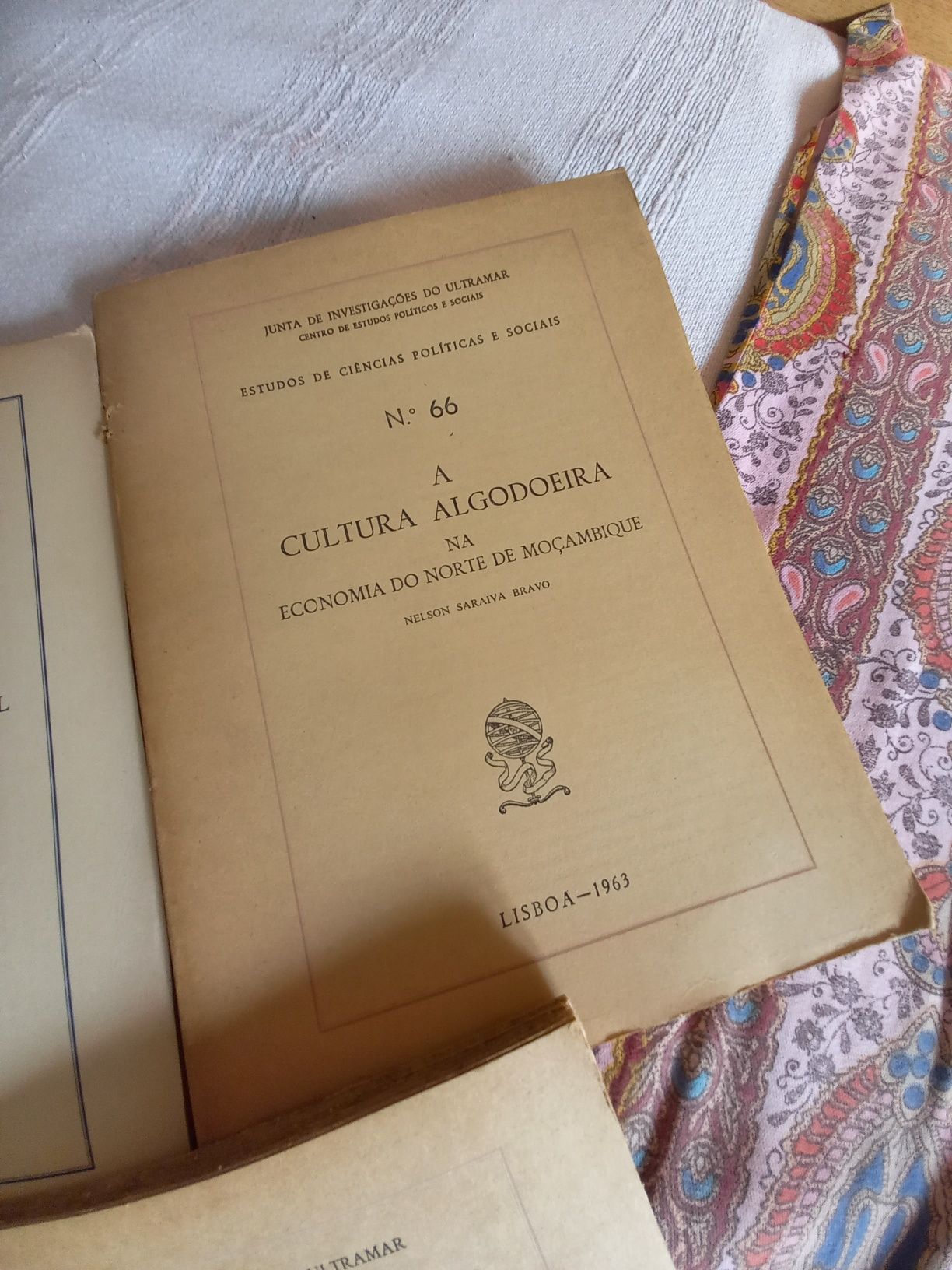 livros da antiga Junta de Investigações do Ultramar Moçambique