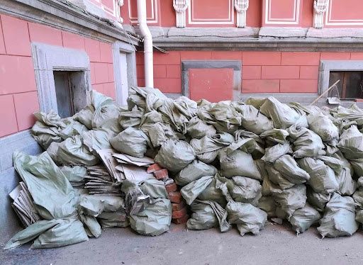 Вывоз мусора недорого. | Вивіз будіельного сміття.