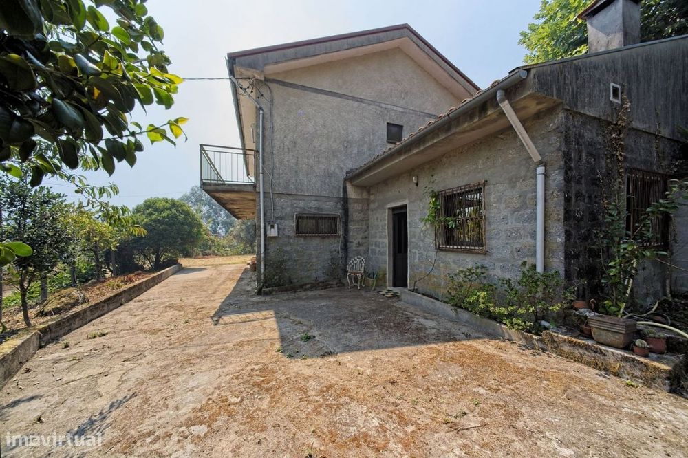 Quintinha Individual V4 – Conforto e Tranquilidade com Amplo Terreno