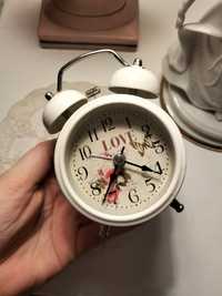 Biały zegar metalowy zegarek stojący vintage retro cottagecore