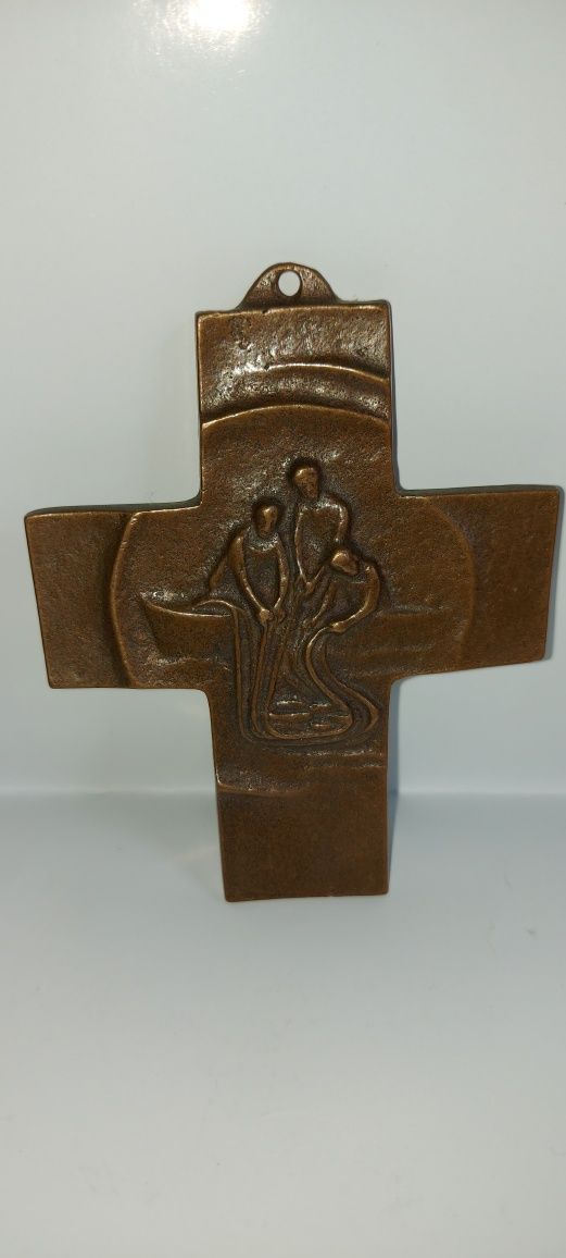 Stary krzyż z brązu