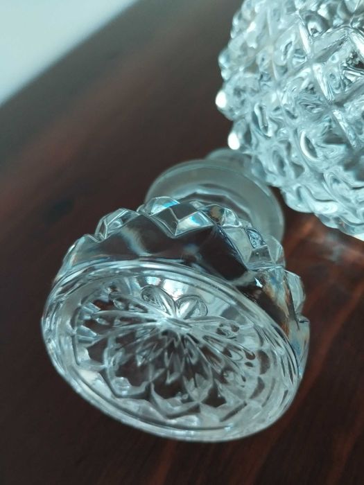 Conjunto de Garrafa de vidro e 4 copos rudo com relevo garavado