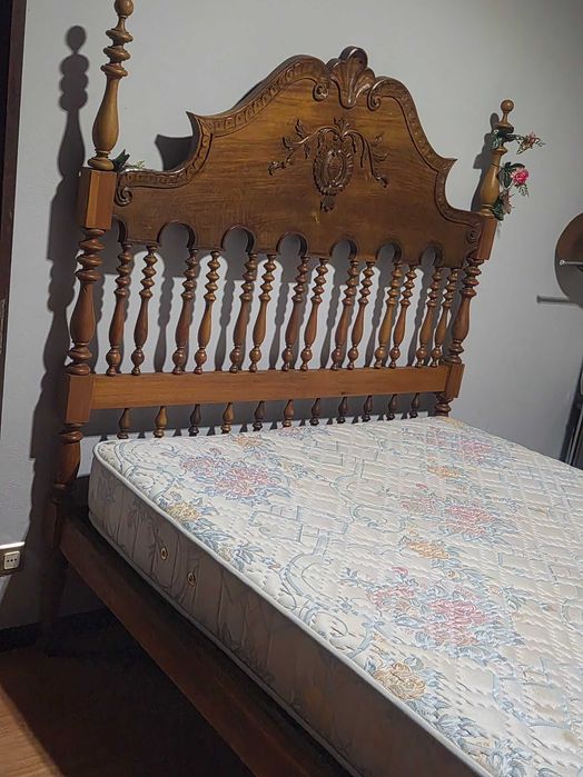Cama de casal de madeira completa