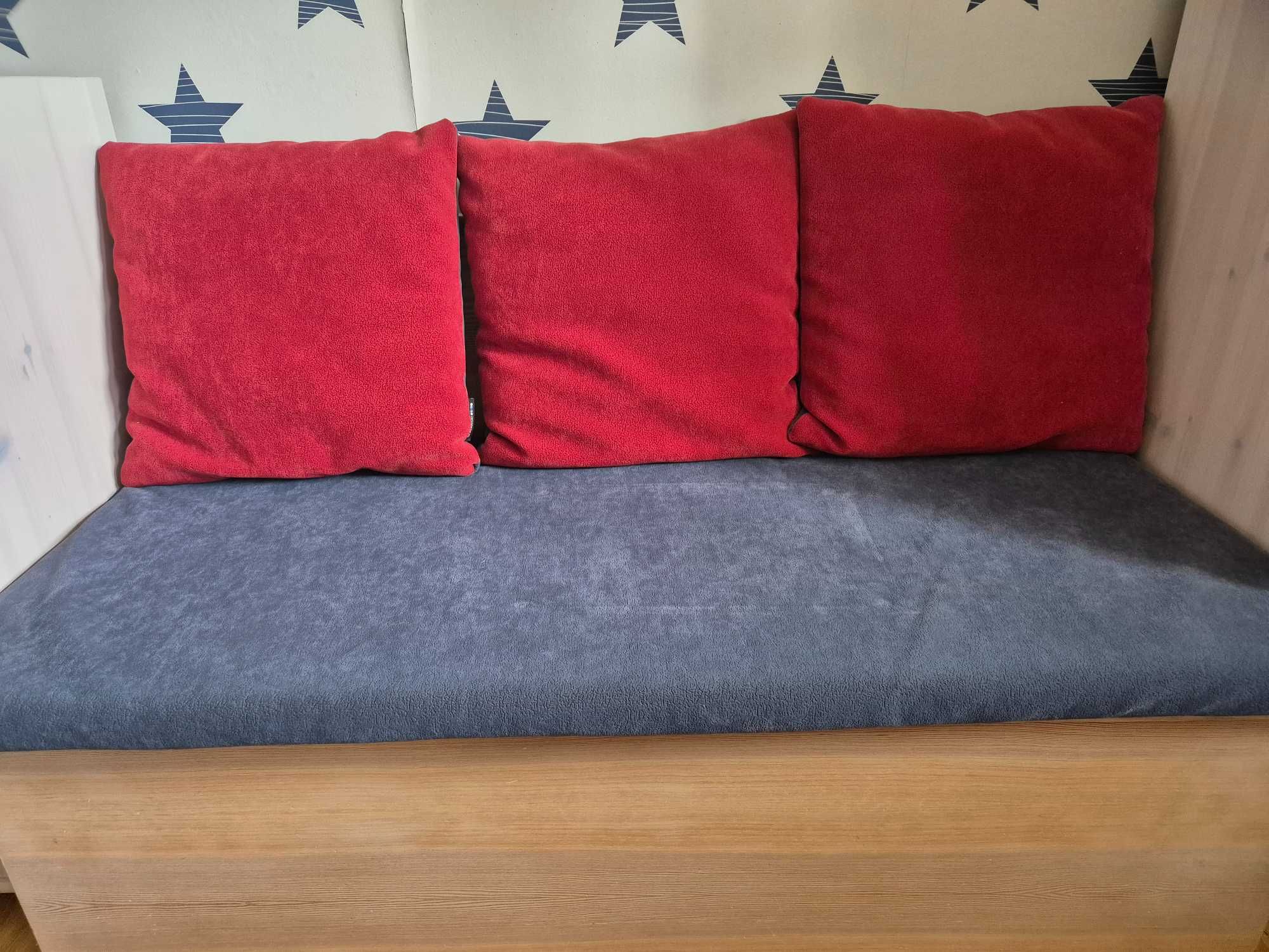 Biurko z krzesłem, regał, komoda, półki i inne